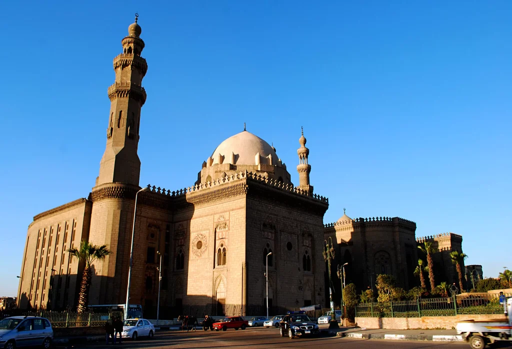 مواعيد زيارة مسجد السلطان حسن وأسعار التذاكر وازاي اروح هناك بالمترو